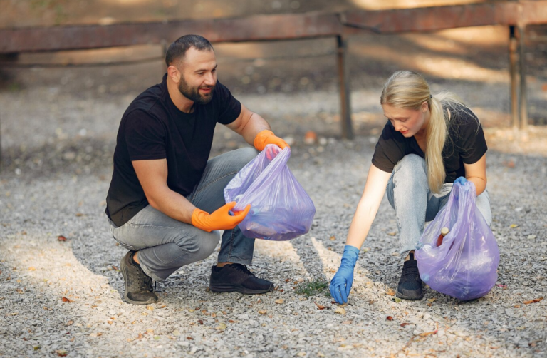 How to Tie a Trash Bag Like a Pro: Easy Tips for Securing Your Waste