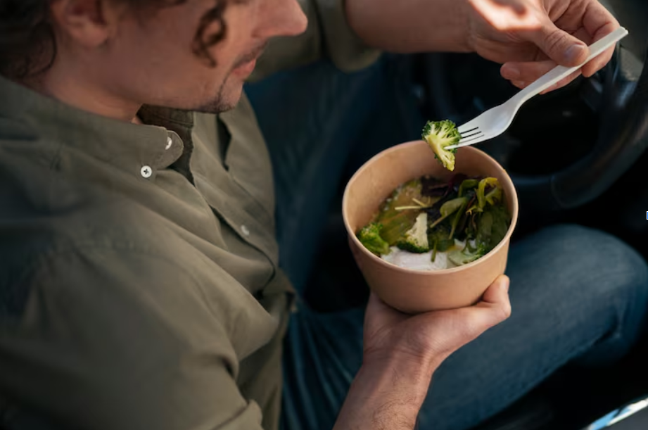 How to Keep Salads Fresh with the Right Lunch Containers